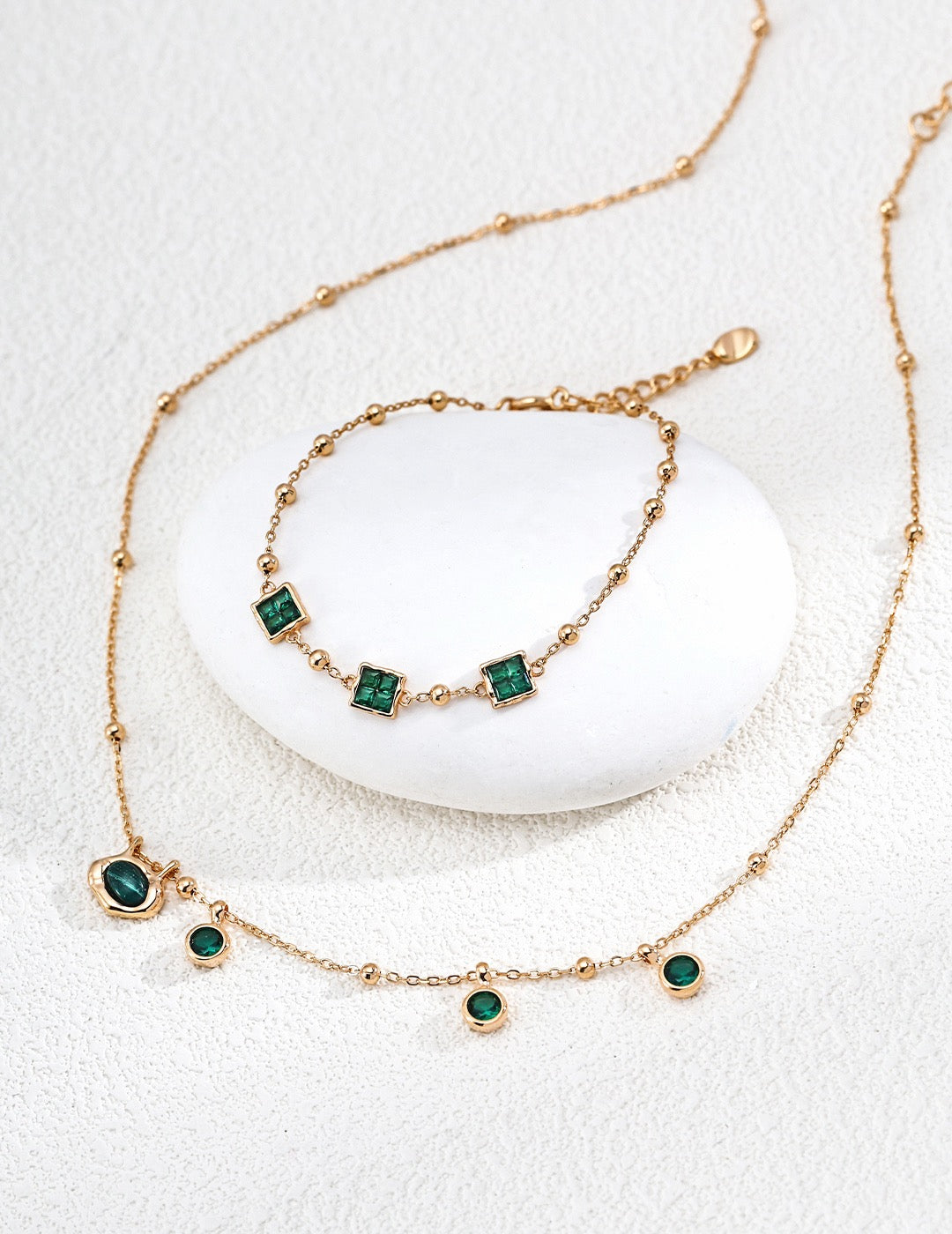 simple, square-patterned zircon bracelet